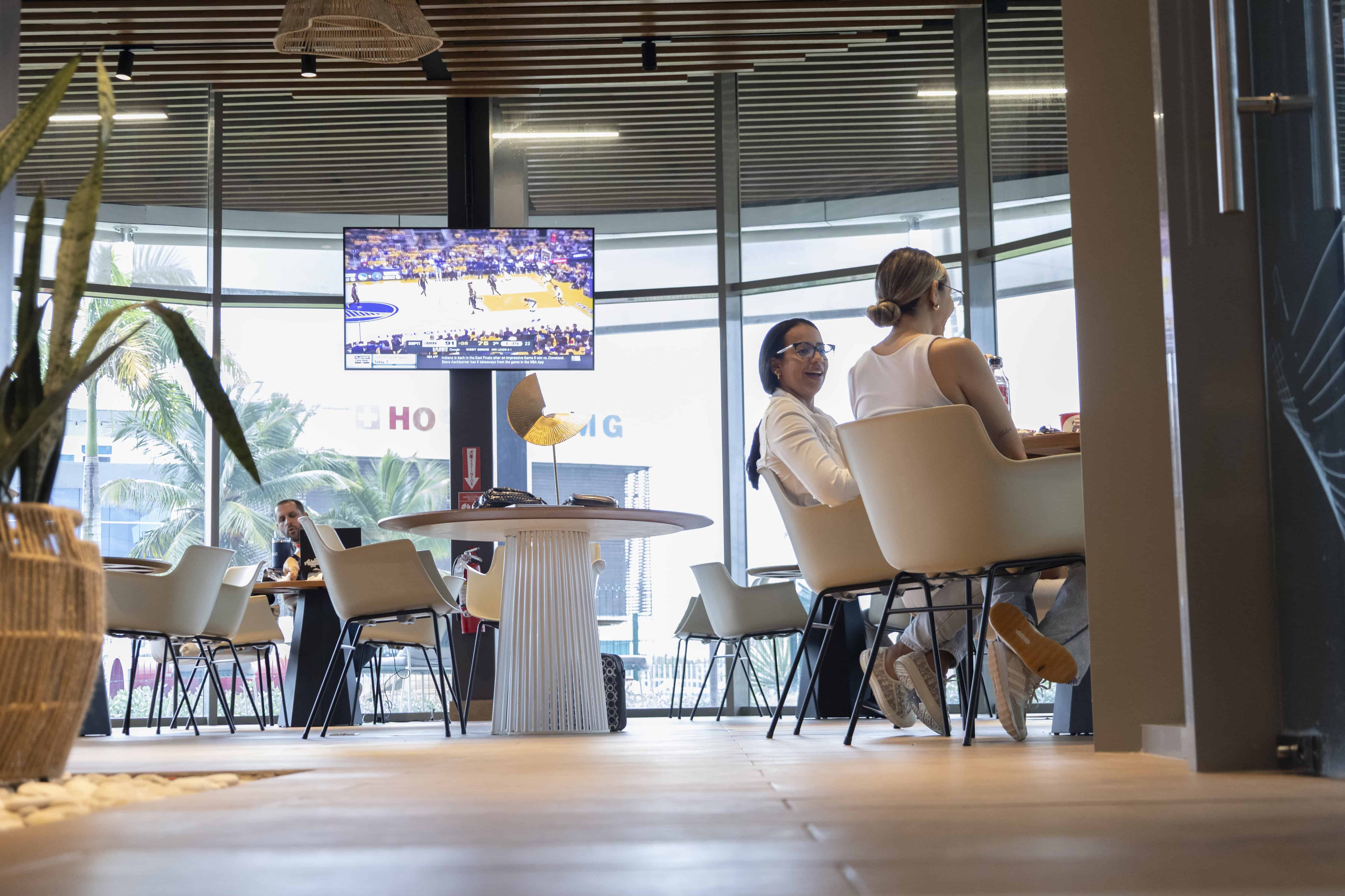 Usuarios conversan, toman café y trabajan en la plaza de Evergo Connect mientras esperan a que se complete la carga de sus vehículos, un proceso que toma unos 20 minutos con el uso de cargadores ultrarrápidos.