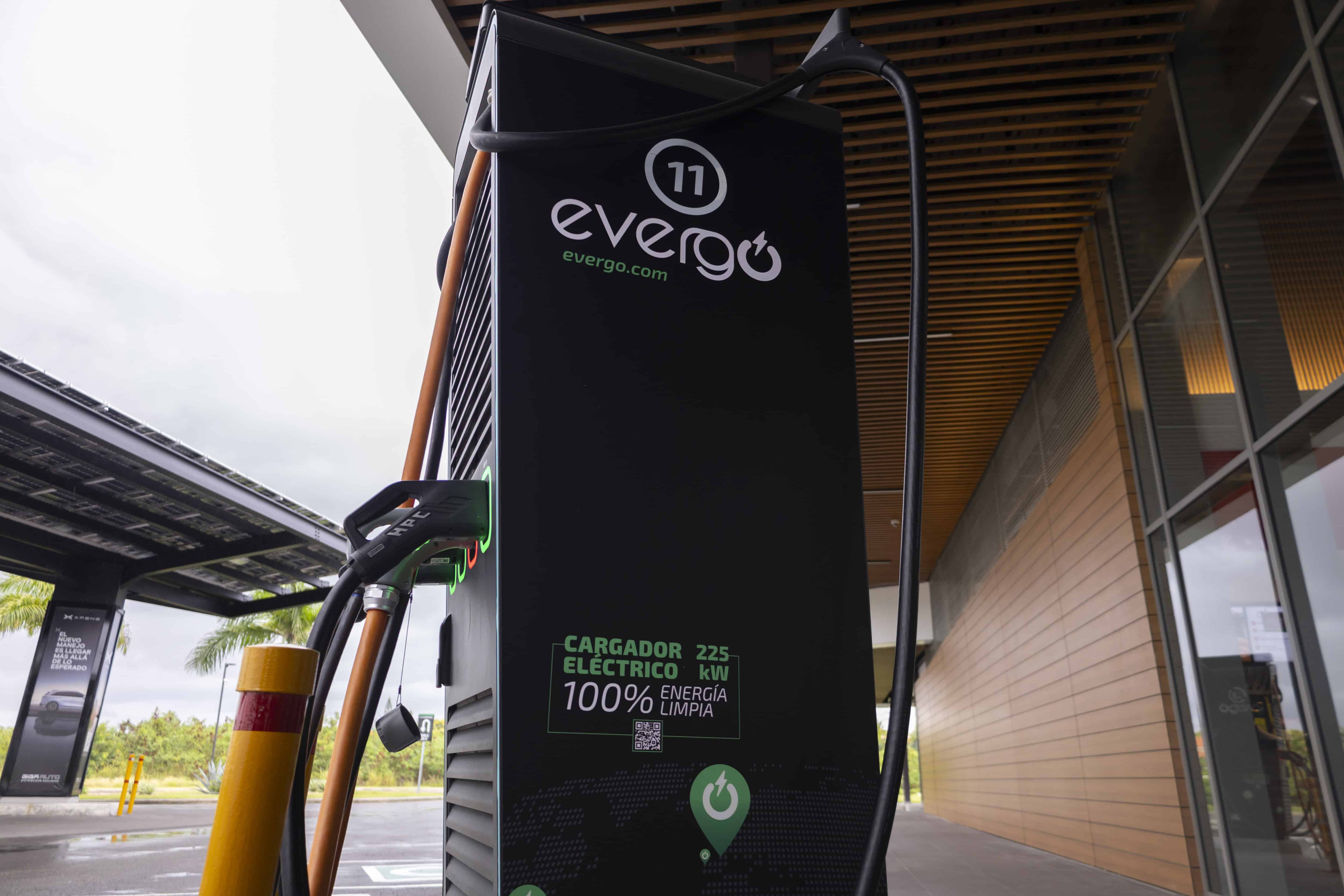 Estación con cargadores en la electrolinera.