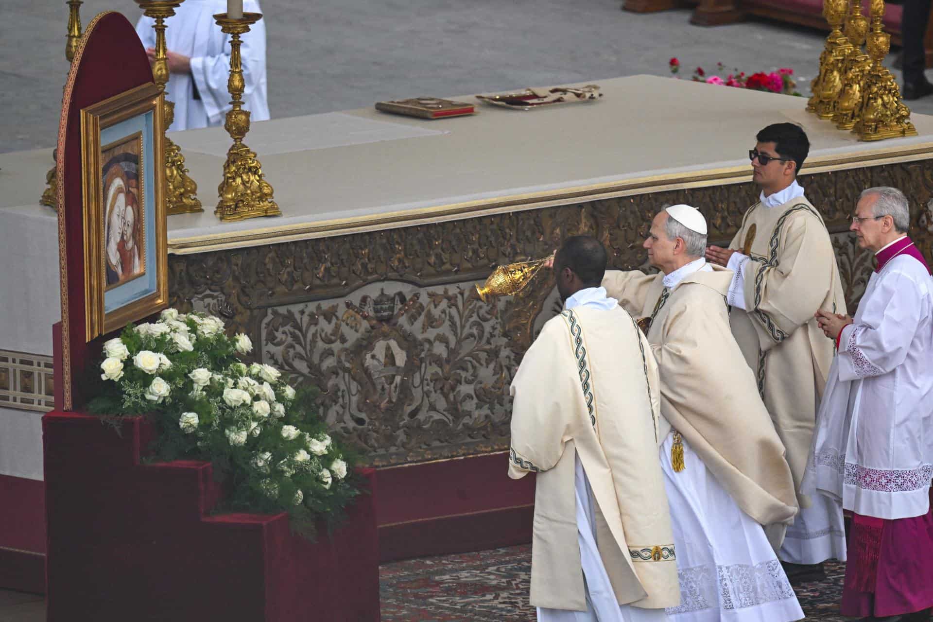 <br>El papa León XIV encabeza la Santa Misa para el comienzo del pontificado, en la Plaza de San Pedro, en la Ciudad del Vaticano, el 18 de mayo de 202