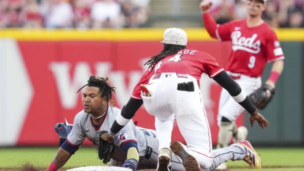 Benson y Hinds pegan jonrones; Rojos ganan su 3er juego seguido, 4-1 ante Guardianes