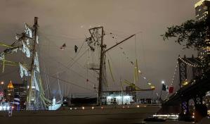 Marineros colgaban de los mástiles cuando buque chocó contra el Puente de Brooklyn