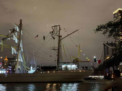 Marineros colgaban de los mástiles del buque Cuauhtémoc