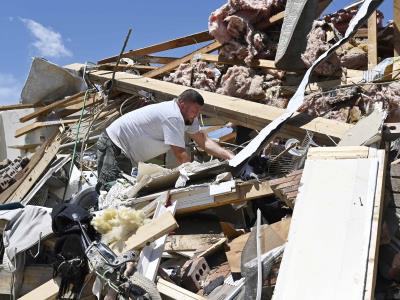 Residentes se recuperan tras tornados que dejaron muertos en EEUU