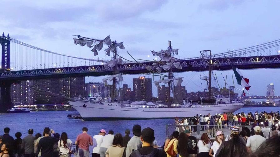 Fallecen dos tripulantes heridos tras colisión de buque mexicano contra puente de Brooklyn