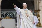 León XIV recibe conmovido el palio y el Anillo del Pescador, símbolos del poder pontificio