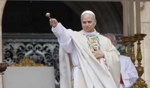 León XIV recibe conmovido el palio y el Anillo del Pescador, símbolos del poder pontificio