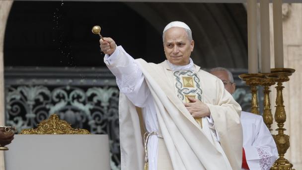 León XIV recibe conmovido el palio y el Anillo del Pescador, símbolos del poder pontificio