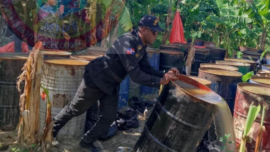 Desmantelan fábrica clandestina de alcohol adulterado en Santiago y decomisan más de 9 mil litros