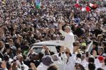 León XIV recorre la plaza de San Pedro en papamóvil antes de misa de inicio de pontificado