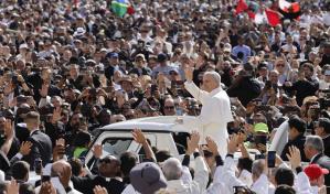 León XIV recorre la plaza de San Pedro en papamóvil antes de misa de inicio de pontificado