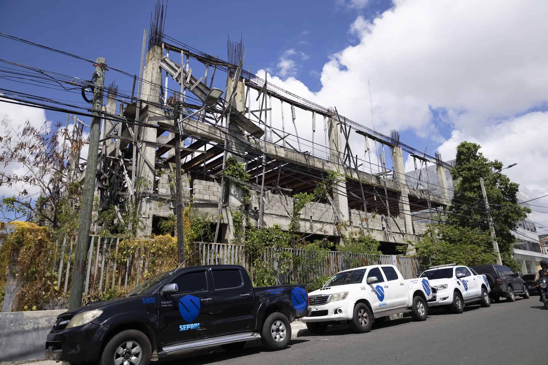 El edificio para 218 parqueos del Palacio de Jurisdicciones Especializadas, el cual no está concluido.