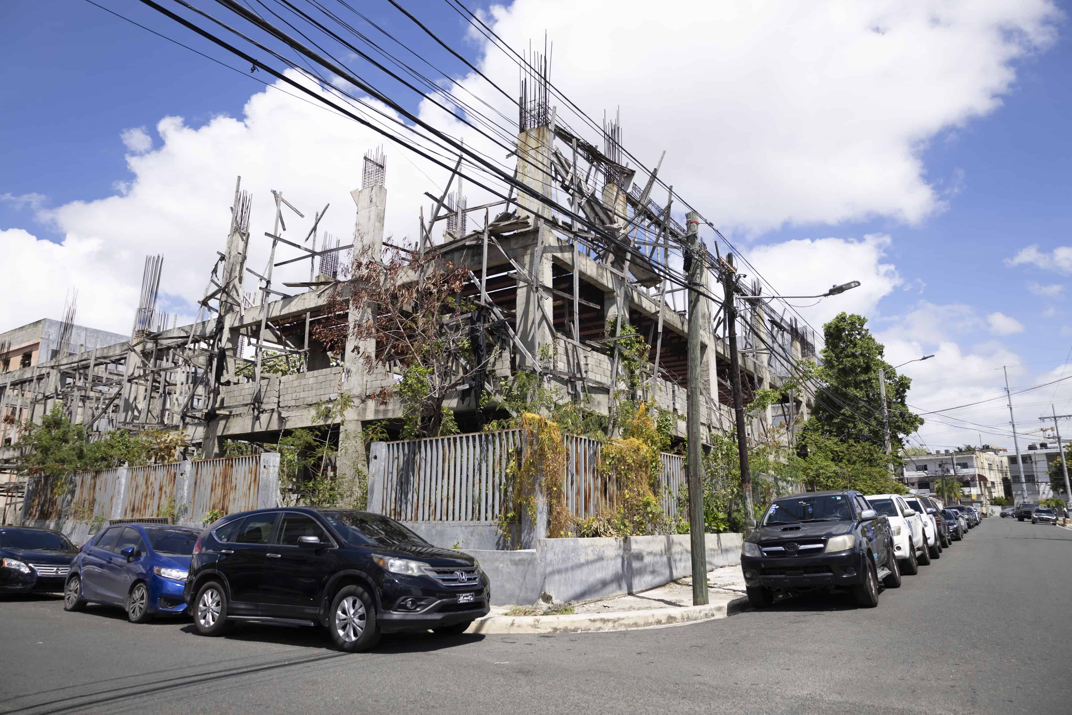 El edificio para 218 parqueos del Palacio de Jurisdicciones Especializadas, el cual no está concluido.