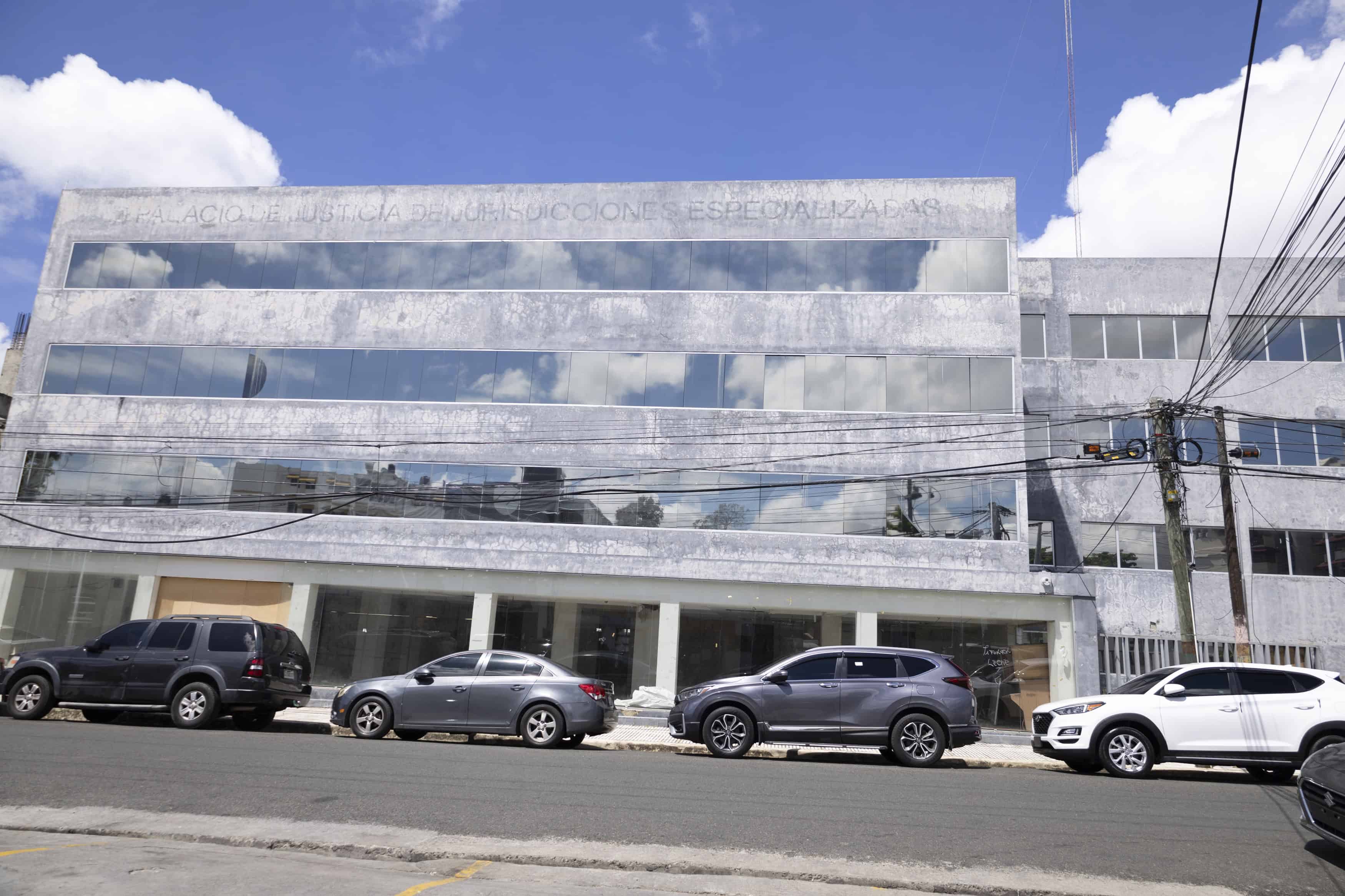 El edificio de cuatro niveles que fue remozado para el Palacio de Jurisdicciones Especializadas en el que funcionarían varios tribunales y que está paralizado.