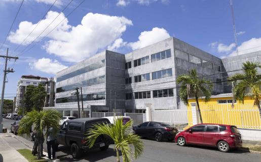 Tribunales sin espacio y un palacio de justicia paralizado en Gascue por una litis