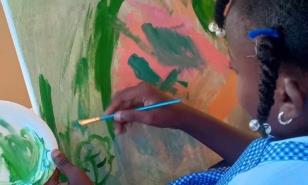 Regalos solidarios para mamá: pinturas de los estudiantes de educación especial de Rehabilitación