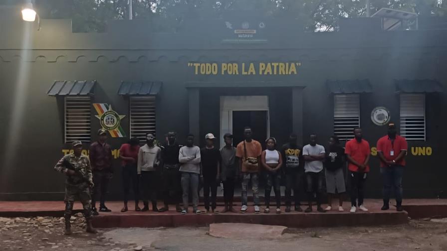 El Ejército detiene a 29 haitianos indocumentados que se desplazaban en zonas rurales El Ejército detiene a 29 haitianos indocumentados que se desplazaban en zonas rurales