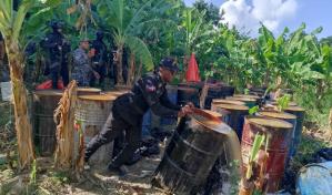 Desmantelan fábrica clandestina de alcohol adulterado en Santiago y decomisan más de 9 mil litros