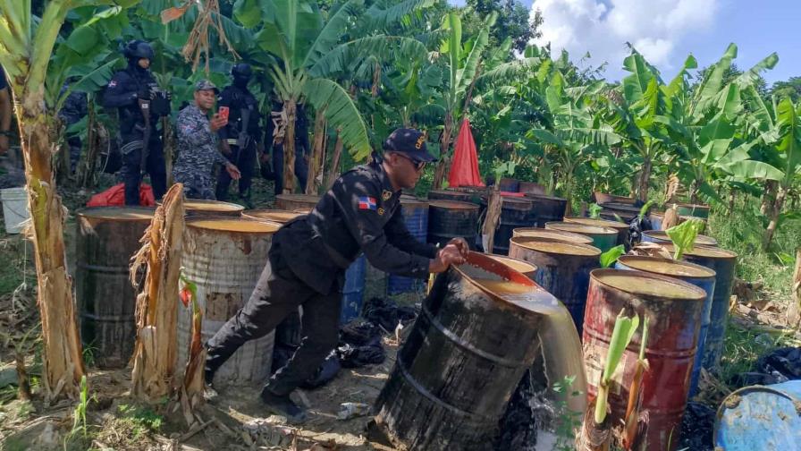 Desmantelan fábrica clandestina de alcohol adulterado en Santiago y decomisan más de 9 mil litros Desmantelan fábrica clandestina de alcohol adulterado en Santiago y decomisan más de 9 mil litros