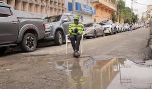 Turistas y locales esquivan agua en tramo deteriorado de la Ciudad Colonial