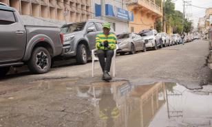 Turistas y locales esquivan agua en tramo deteriorado de la Ciudad Colonial