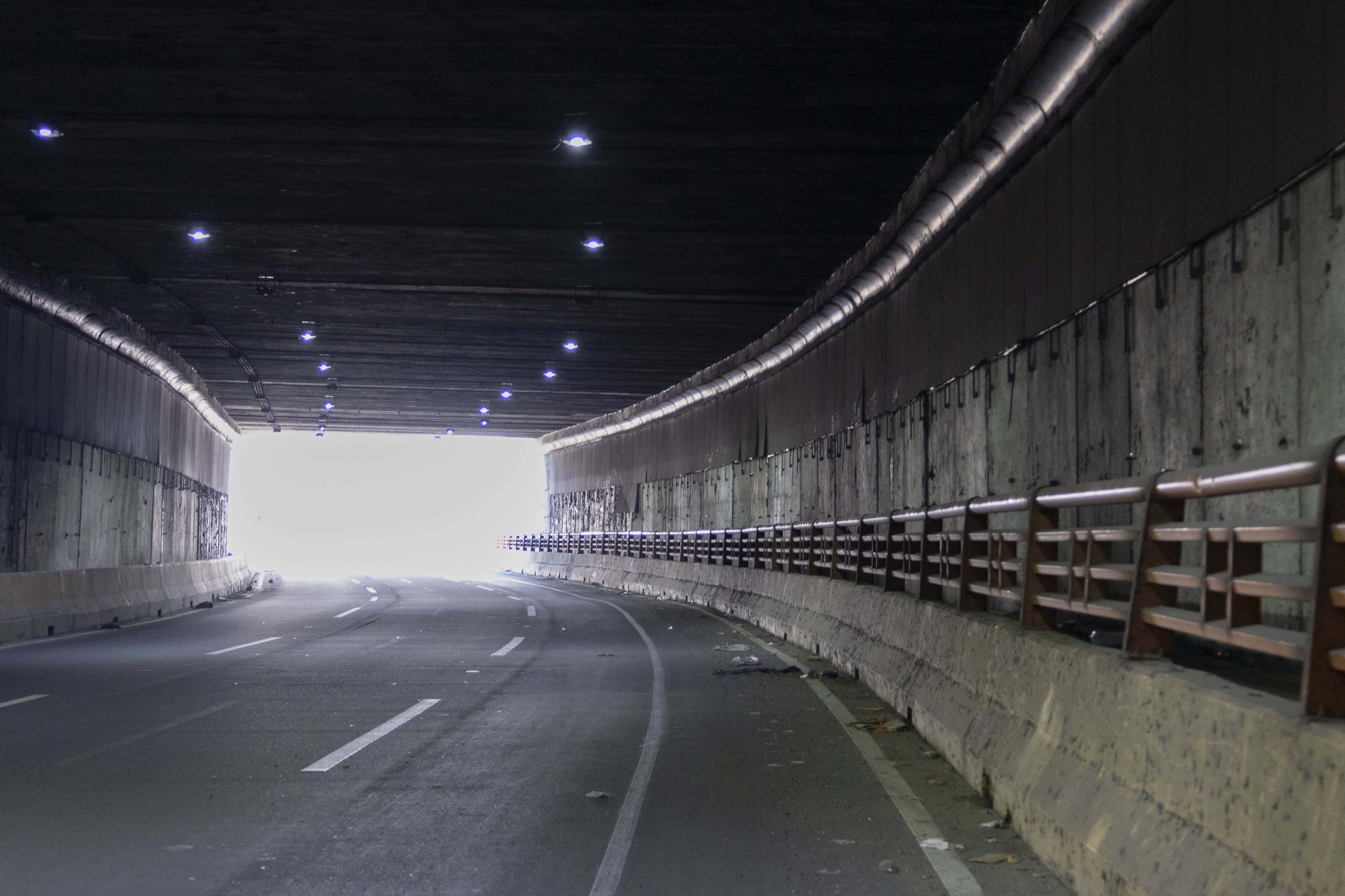 Túnel de la Charles de Gaulle, parte del revestimiento de las laterales han sido sustraidos. 