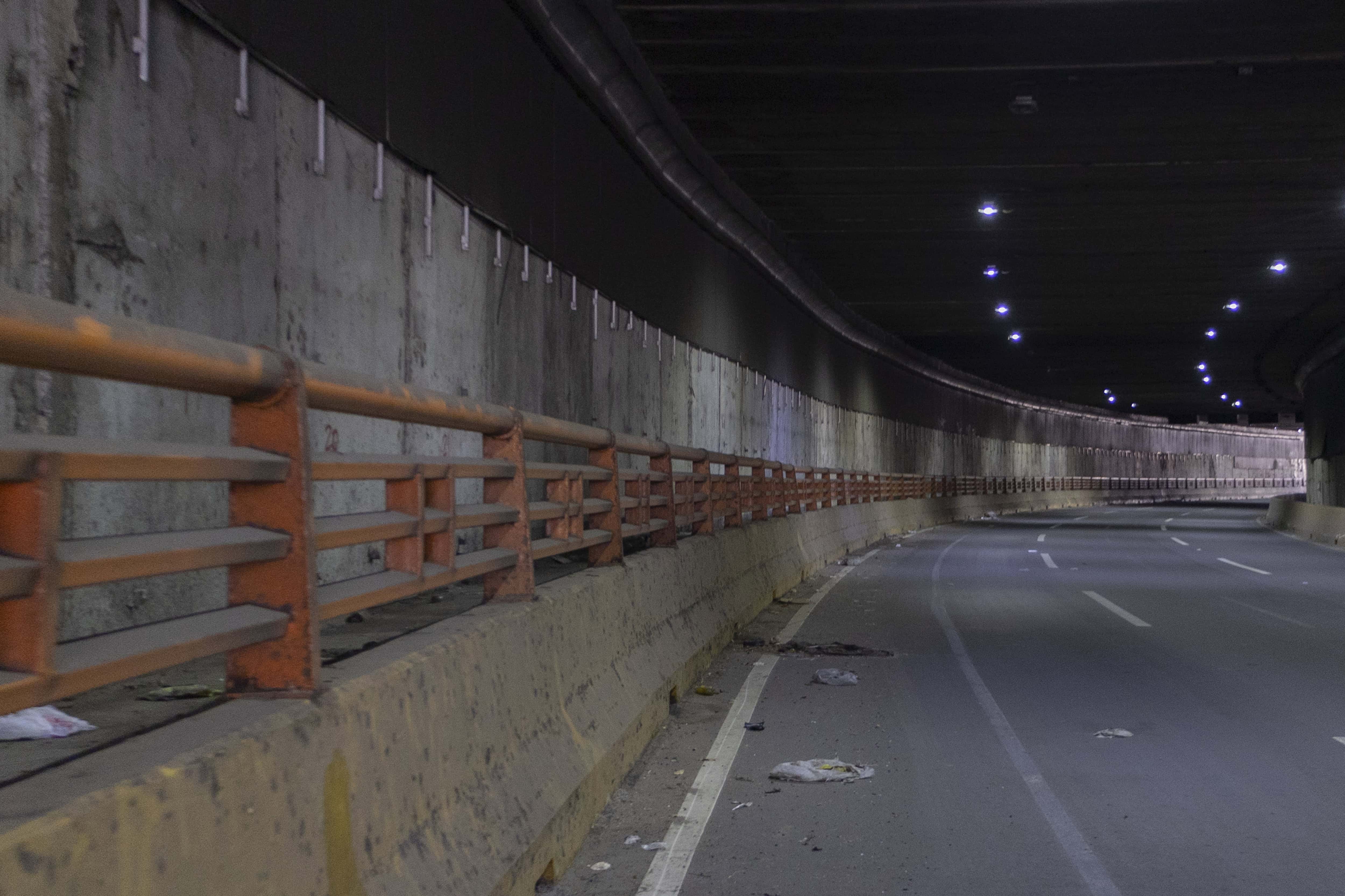 El túnel de Las Américas es de los más abandonados, esta sucio con basura y tiene poca imuminación.