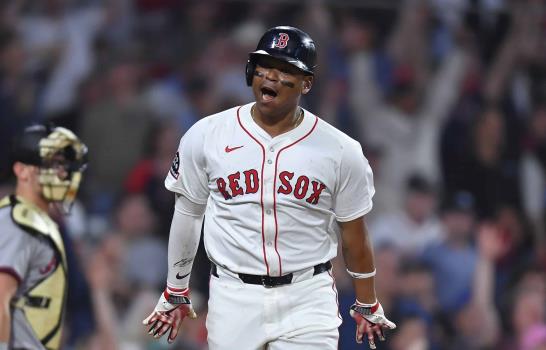 Devers mantiene su no a la inicial mientras azota la MLB con el bate