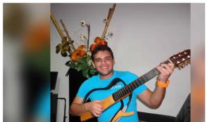 Asesinan a tiro al cantante colombiano Diego Pineda y todo quedó captado en video