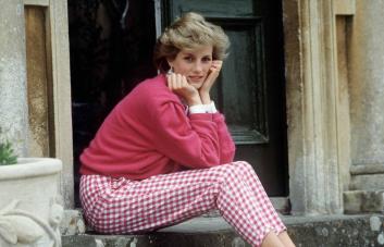 Sale a subasta una colección de más de 200 icónicas piezas del armario de Lady Di