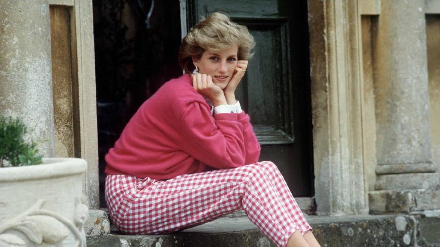 Sale a subasta una colección de más de 200 icónicas piezas del armario de Lady Di Sale a subasta una colección de más de 200 icónicas piezas del armario de Lady Di