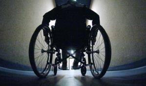 Hombre en silla de ruedas mata a su padre y hiere a un sobrino en Valverde