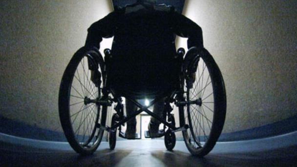 Hombre en silla de ruedas mata a su padre y hiere a un sobrino en Valverde