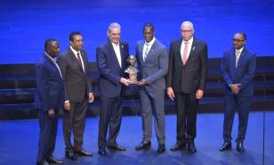 Abinader recibe el reconocimiento "Personalidad municipalista" en premios Juan Pablo Duarte 2025