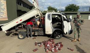 Ocupan 80 mil cigarrillos de contrabando ocultos en chasis y cama de camión en Santiago Rodríguez