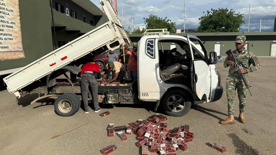 Ocupan 80 mil cigarrillos de contrabando ocultos en chasis y cama de camión en Santiago Rodríguez Ocupan 80 mil cigarrillos de contrabando ocultos en chasis y cama de camión en Santiago Rodríguez