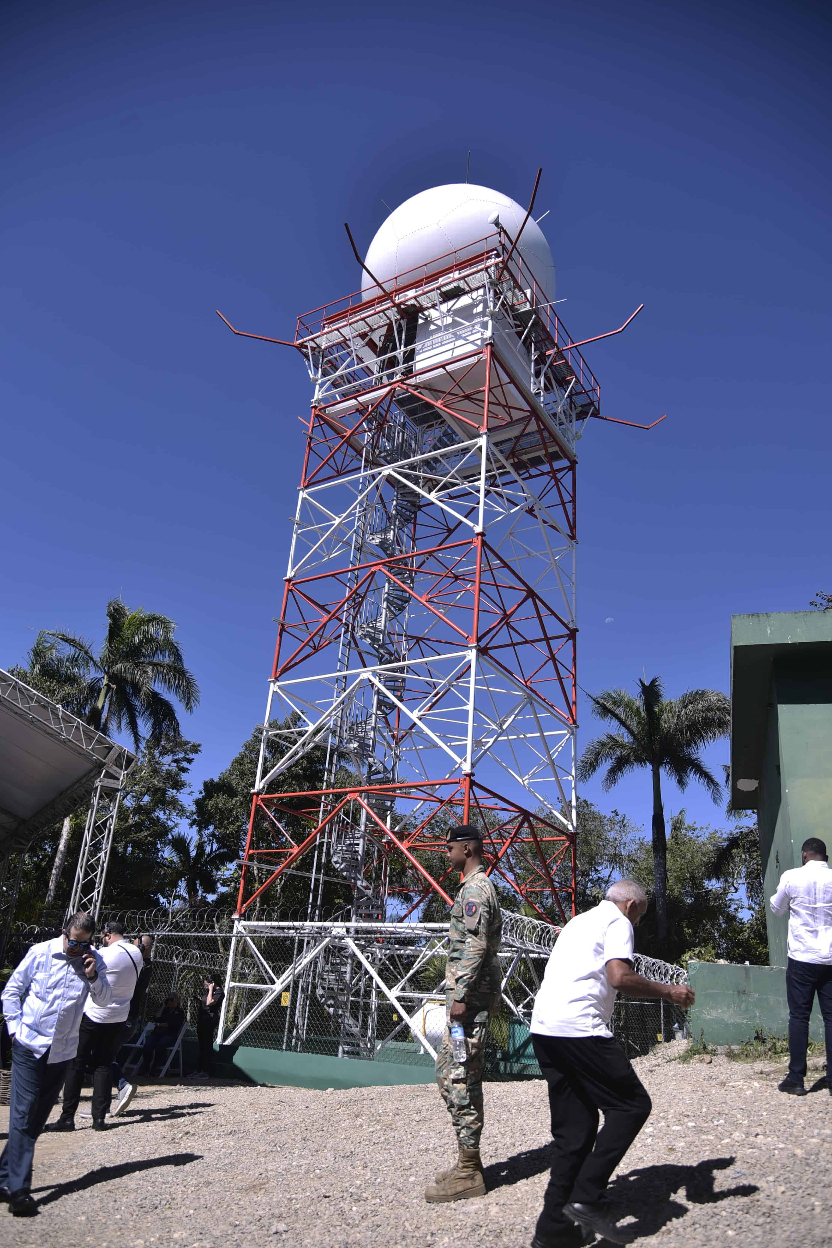 Nuevo radar Doppler Banda C en la Loma Isabel de Torres, Puerto Plata. Este moderno equipo de última generación fortalecerá la vigilancia meteorológica y la seguridad de las operaciones aéreas en la República Dominicana.