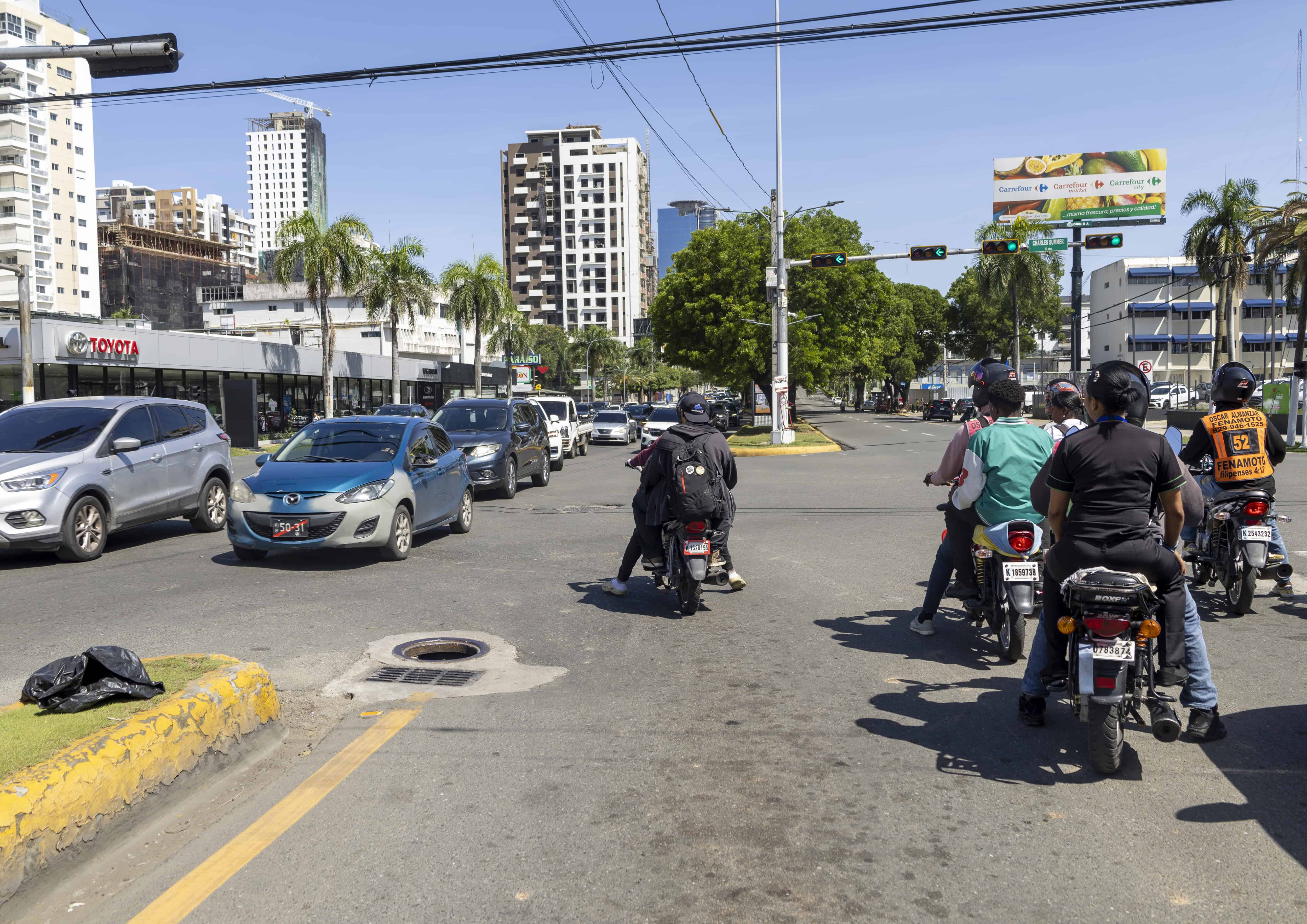 Un hoyo de alcantarilla en la avenida Winston Churchill.