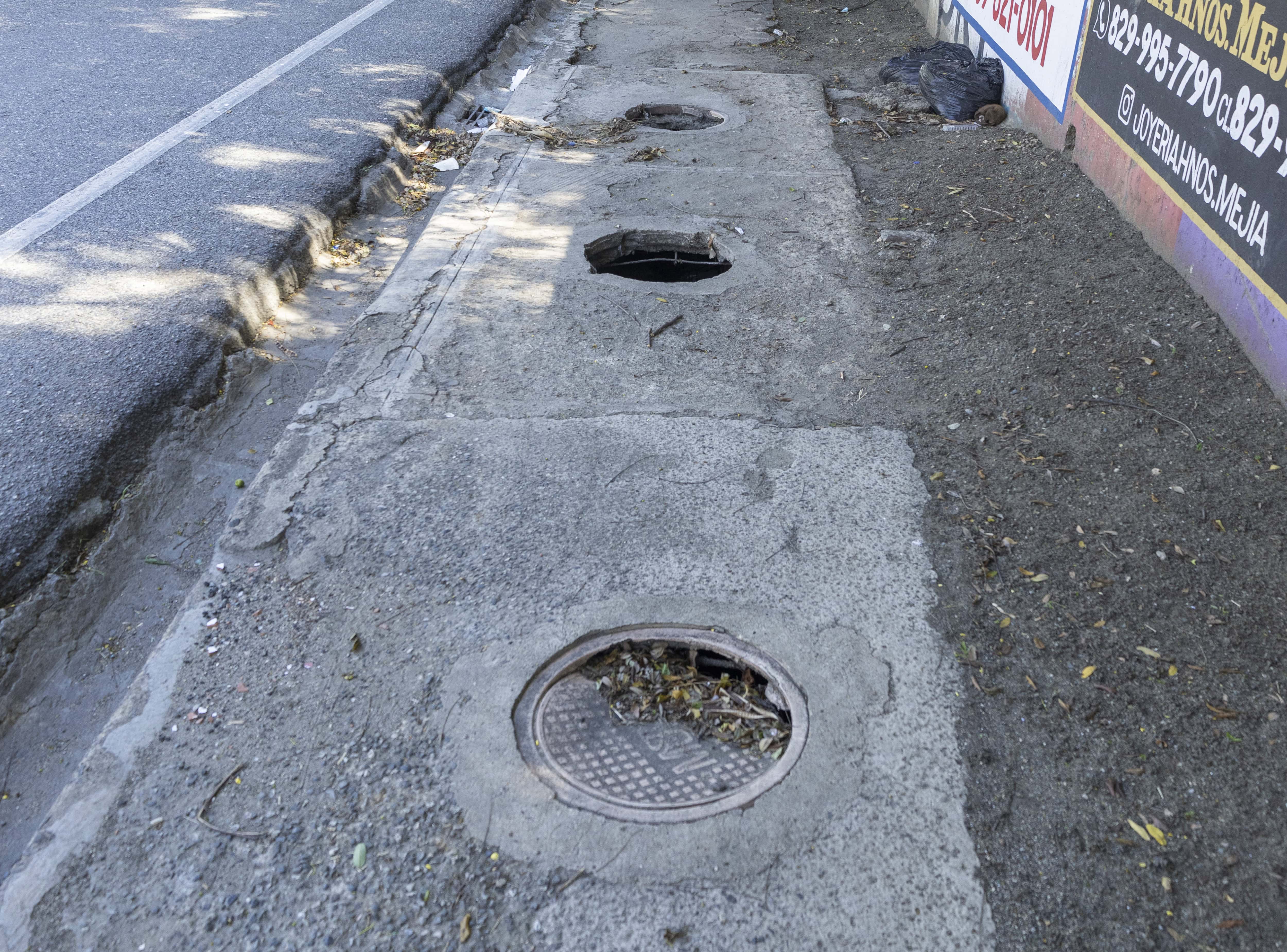 Diversos hoyos de alcantarillas en la avenida Luperón.