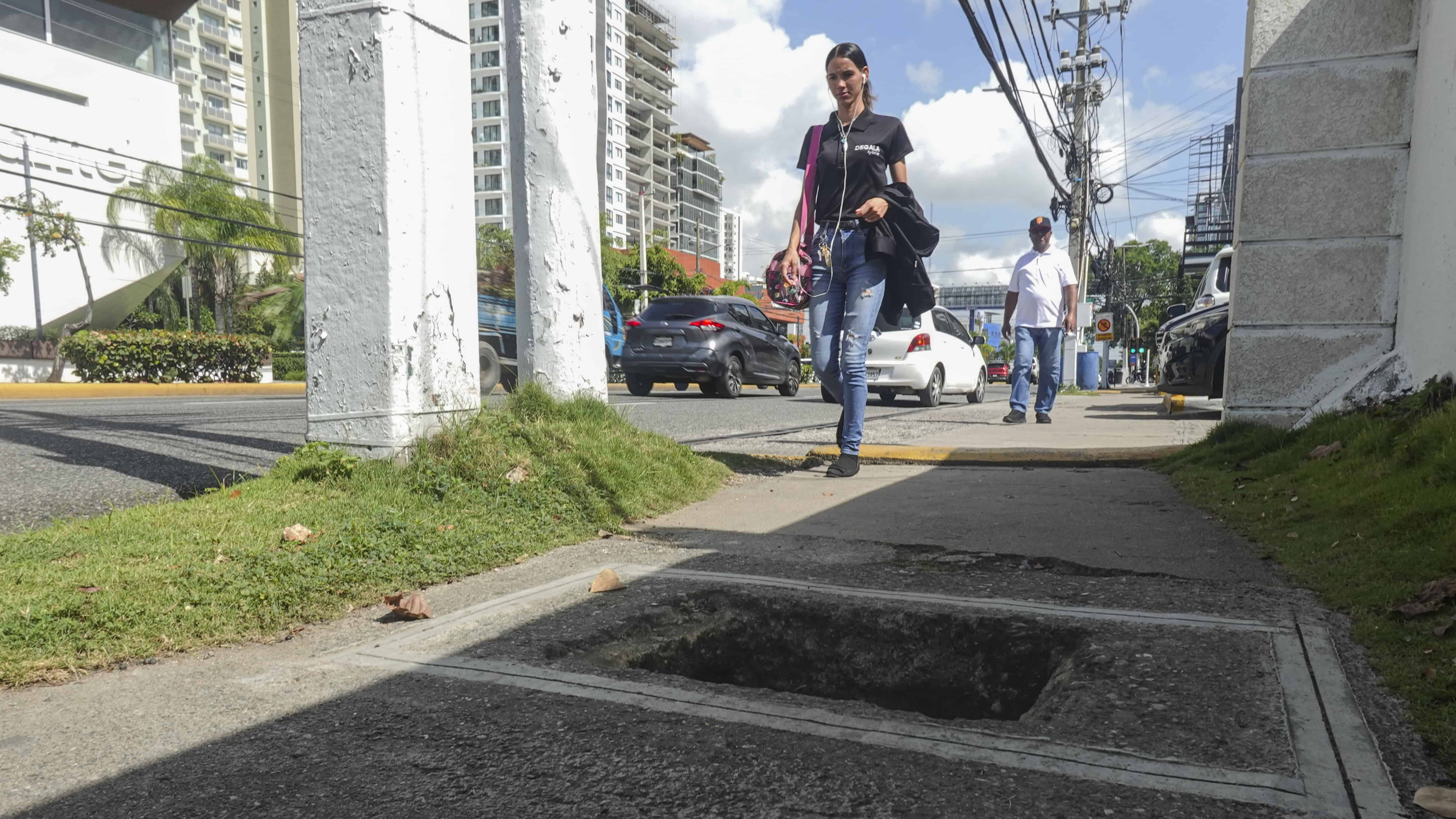 Un hoyo de alcantarilla en la acera de la avenida Abraham Lincoln.