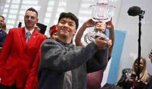 Austria recibe a JJ con vítores, abrazos y rosas tras ganar Eurovisión