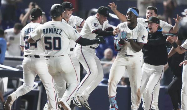 Video | Jesús Sánchez abre con jonrón y pega triple para que Marlins dejen tendidos a Cachorros
