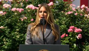 Trump promulga ley que prohíbe pornografía vengativa y desnudos creados por IA