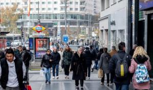 España regulariza a miles de inmigrantes mientras otros países refuerzan restricciones