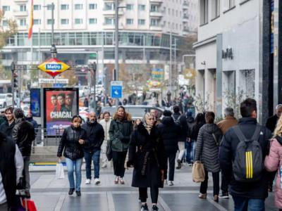 España regulariza a miles de inmigrantes con nuevo reglamento