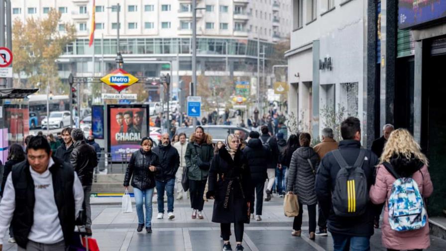 España regulariza a miles de inmigrantes mientras otros países refuerzan restricciones