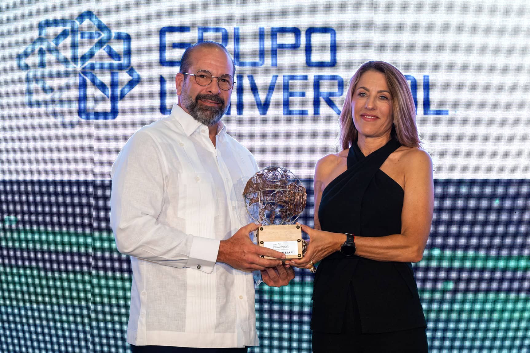 Francisco Izquierdo y Encarna Piñero-Grupo Universal.