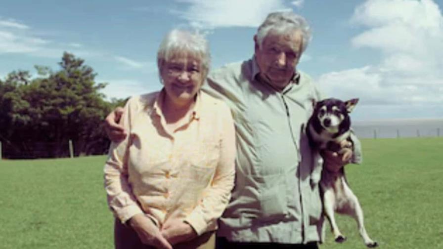 Pepe Mujica y su inseparable perra Manuela Pepe Mujica y su inseparable perra Manuela