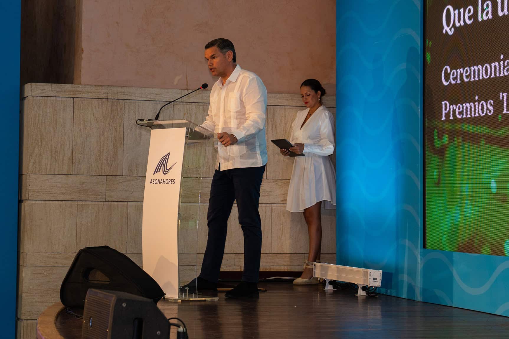 Rafael Blanco y Juan Bancalari, junto a ejecutivos de Viva Wyndham Resorts