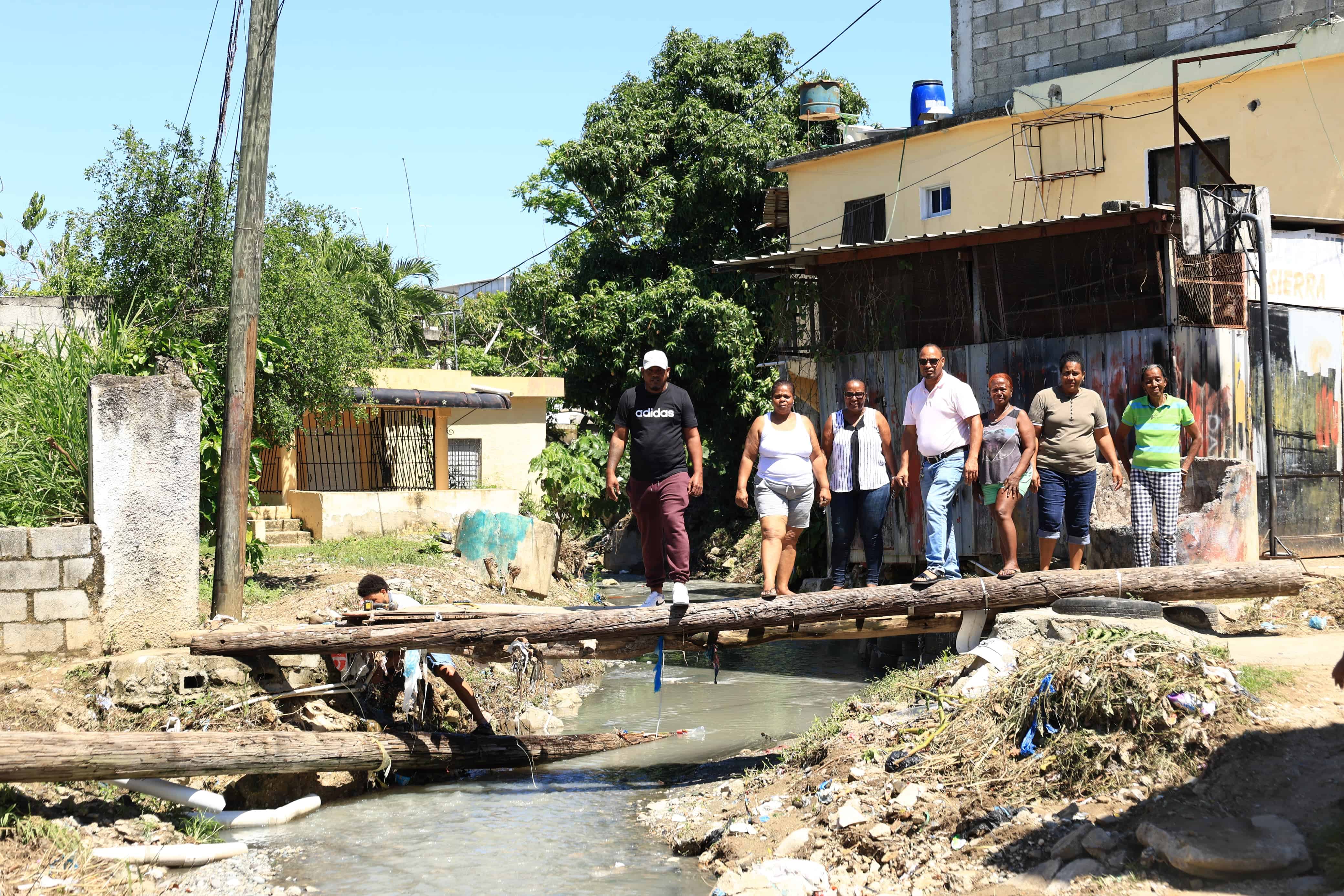 Comunitarios de Lavapié, provincia San Cristóbal, muestran cañada en la localidad.