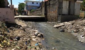 Abinader atribuye pocas muertes durante el paso de Melissa al programa de saneamiento de cañadas